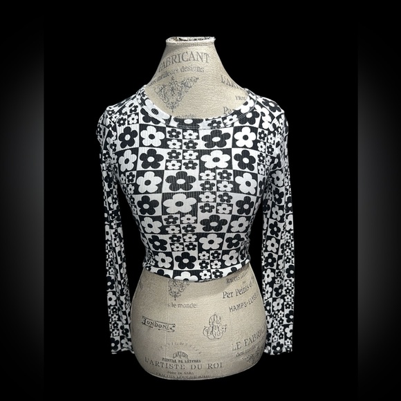 wild fable Tops - Wild Fable Black and White Floral Long Sleeve Top